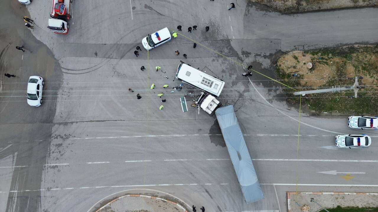 Karaman’da işçi servisi TIR’la çarpıştı! Çok sayıda yaralı var 1